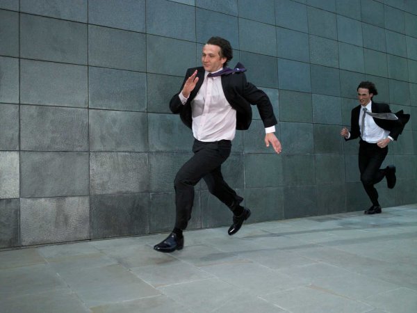 Человек бежит от