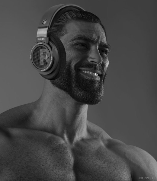 Эрнест Халимов в наушниках