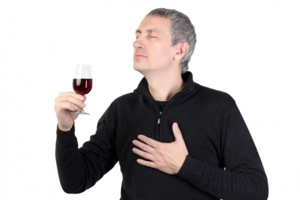 Человек с бокалом в руке