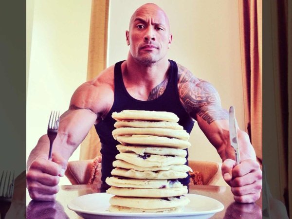 Дуэйн Джонсон с панкейками