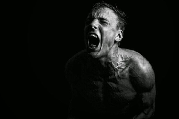 Мужчина кричит