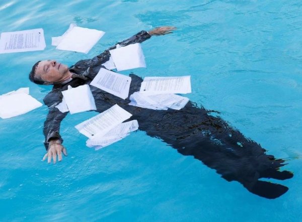 Человек тонет в бассейне