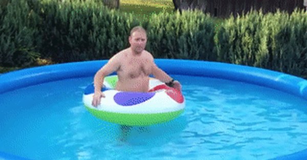 Мужчина в надувном бассейне