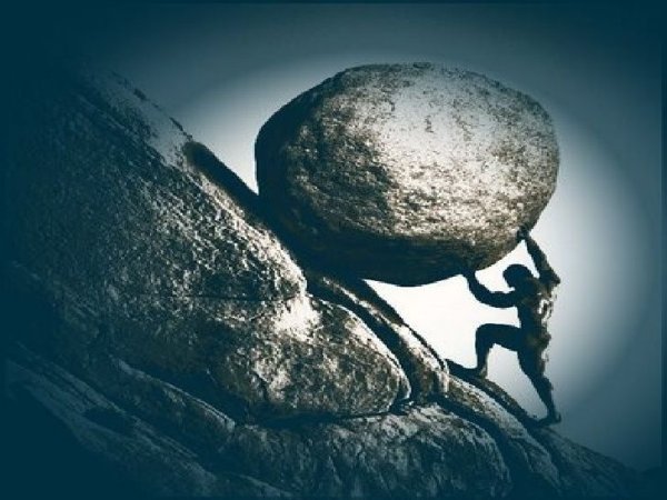 Человек толкает камень в гору