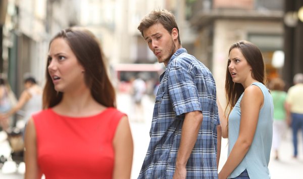 Мем мужчина оборачивается на женщину