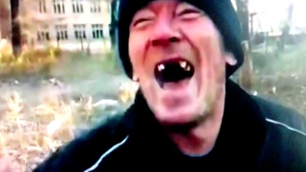 Беззубый бомж улыбается