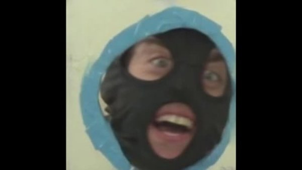 Смешное лицо в Балаклаве