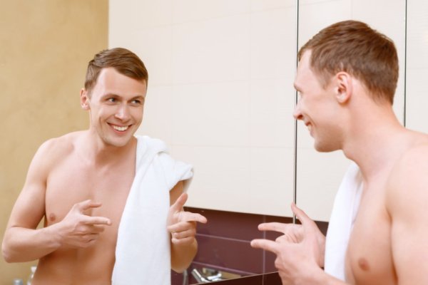 Чувак говорит с зеркалом