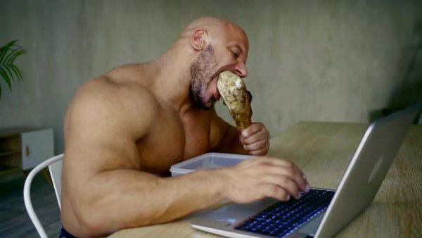 Накачанный мужик за компьютером