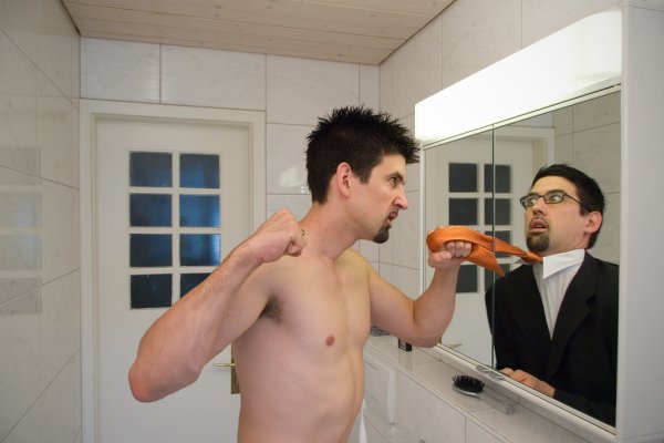 Отражение мужчины в зеркале