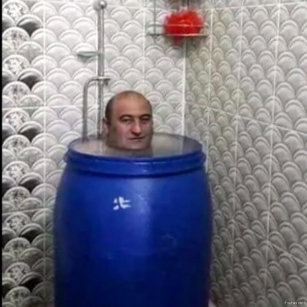 Мужик моется в бочке