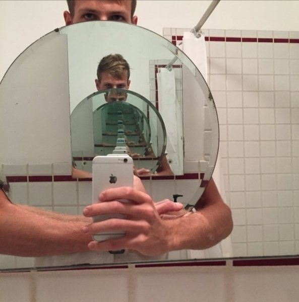 Смешное отражение в зеркале