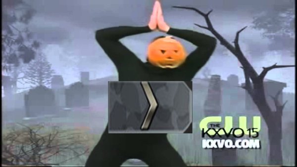 Парень с тыквой на голове