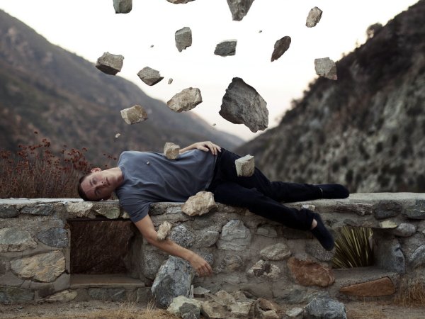 Человек падает со скалы