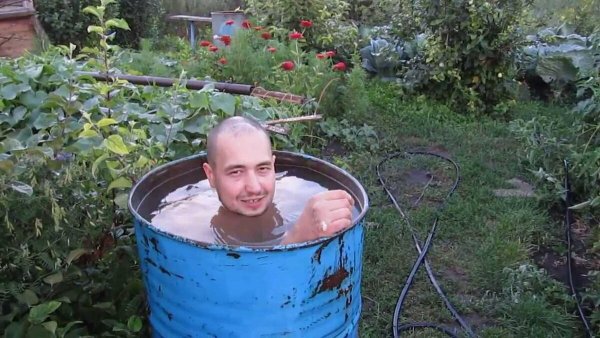 Мужик моется в бочке
