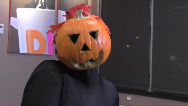 Парень с тыквой на голове