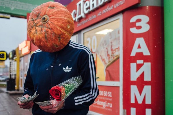 Человек с тыквой на голове