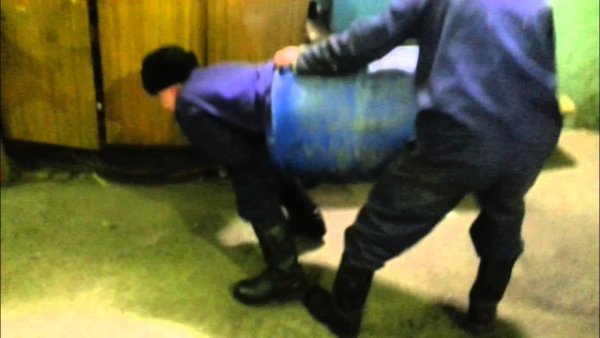 Человек в синей бочки