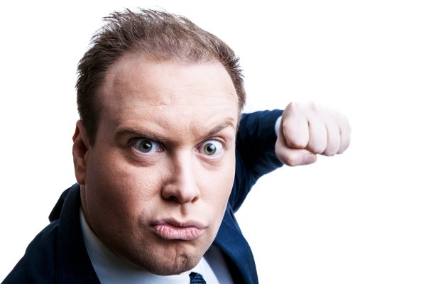 Угрожает кулаком