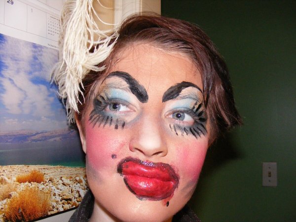 Страшная накрашенная баба