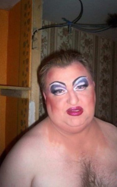 Накрашенный толстый мужик