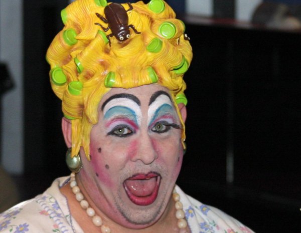 Накрашенный мужик