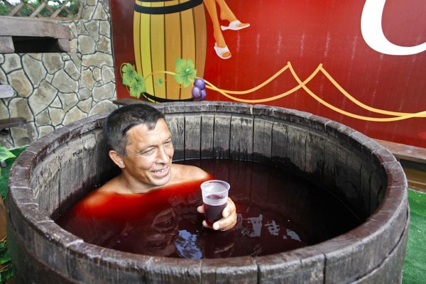 Мумужик в бочке с вином