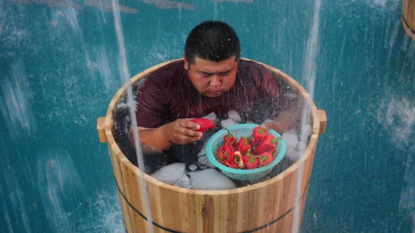 Человек моется в бочке