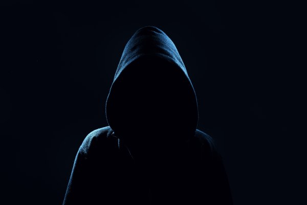 В капюшоне в темноте