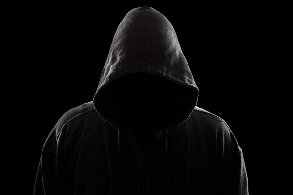 Человек в капюшоне без лица