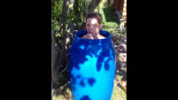 Парень в бочке