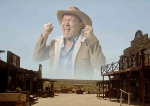 Мужик в шляпе орет