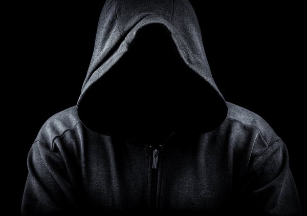 Парень в черном капюшоне