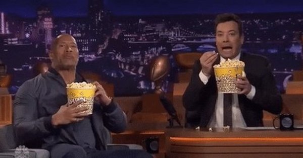 Человек ест попкорн