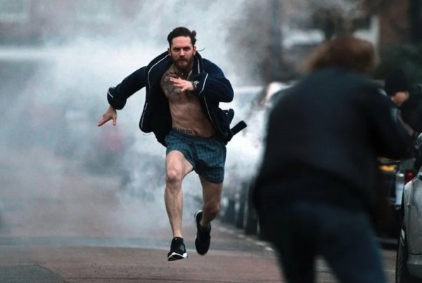 Том Харди в трусах