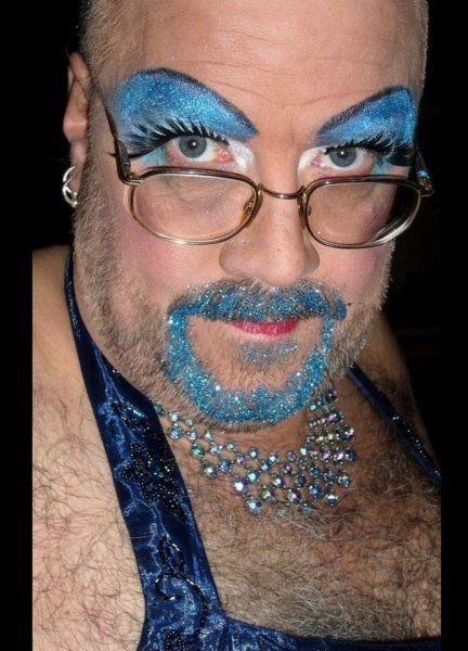 Накрашенный мужчина