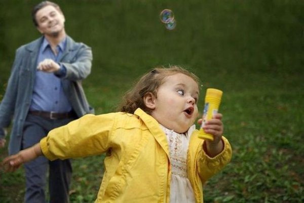 Бегущая девочка в желтом