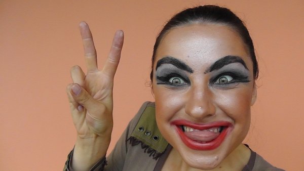 Девушка с накрашенными бровями