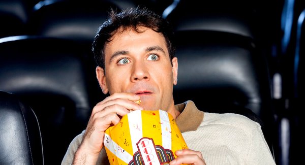 Человек с попкорном