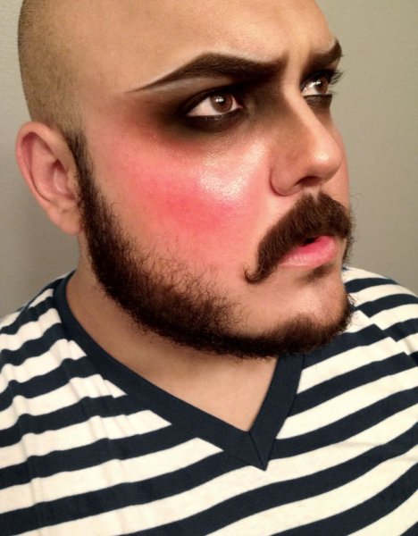 Накрашенный мужчина