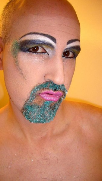 Смешной накрашенный мужчина