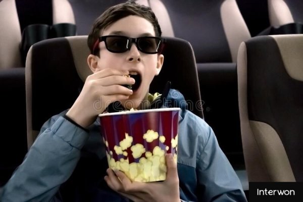 Сидит с попкорном