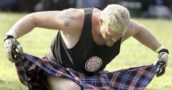 Шотландец в килте кланяется