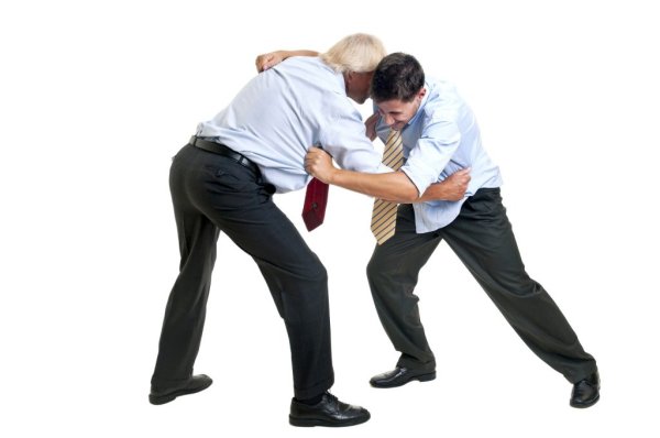 Два человека дерутся