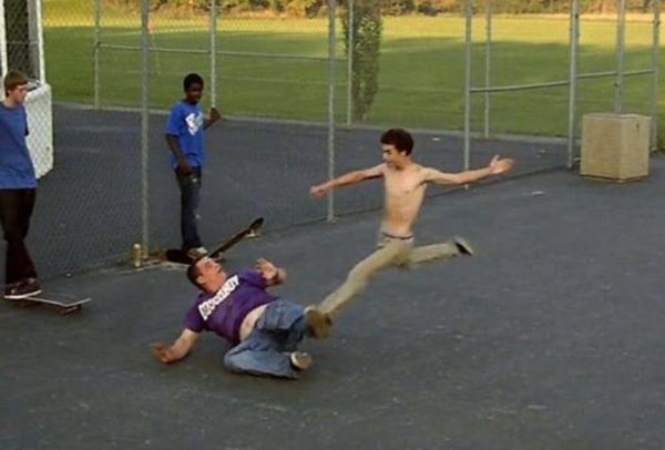 Два человека дерутся