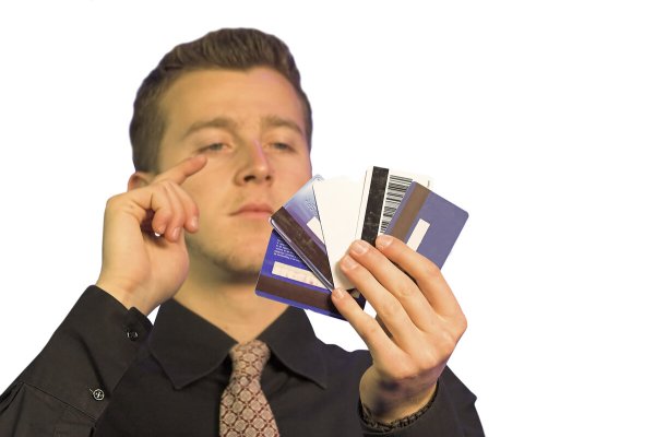 Человек с картой банка