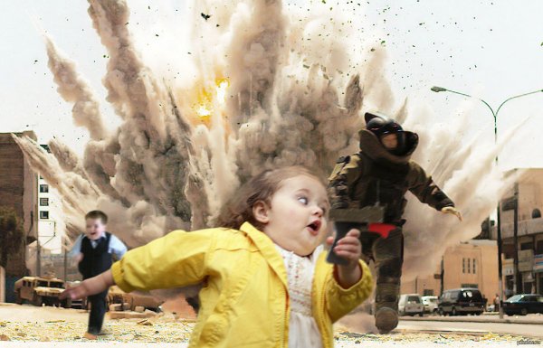 Парень убегает от летающего парня