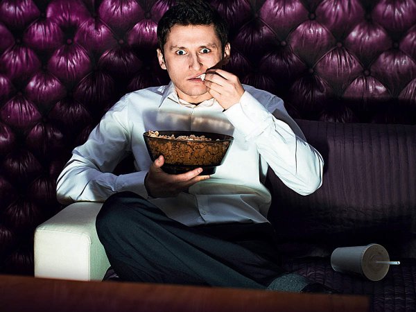 Человек с попкорном