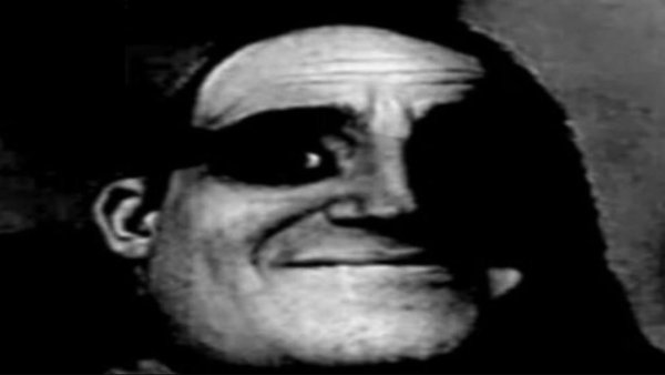 Белое страшное лицо из мемов