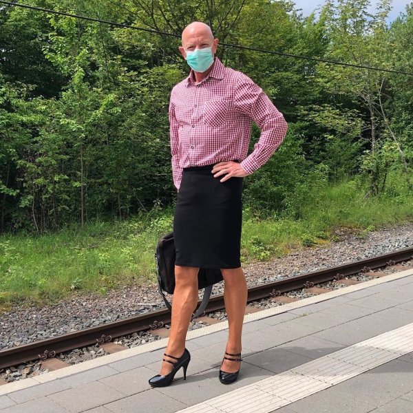 Парень в женском платье